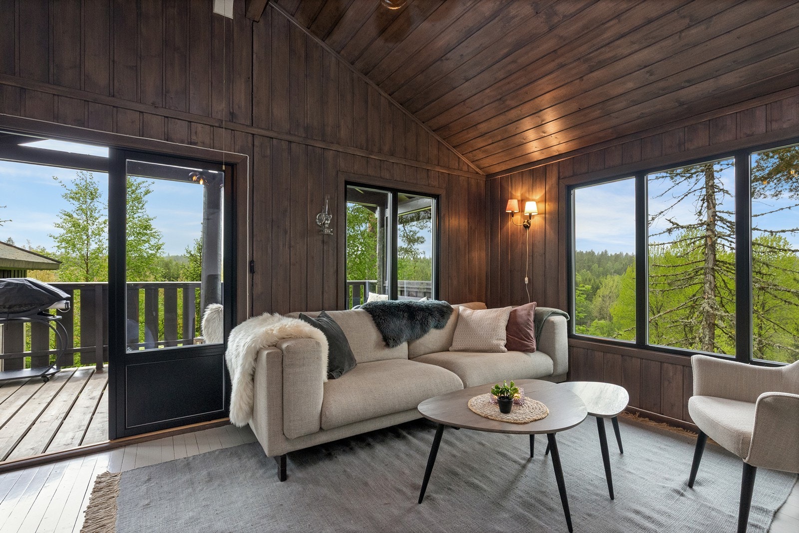 Fin plass til sofa i tillegg til spisestue. Galleribilde