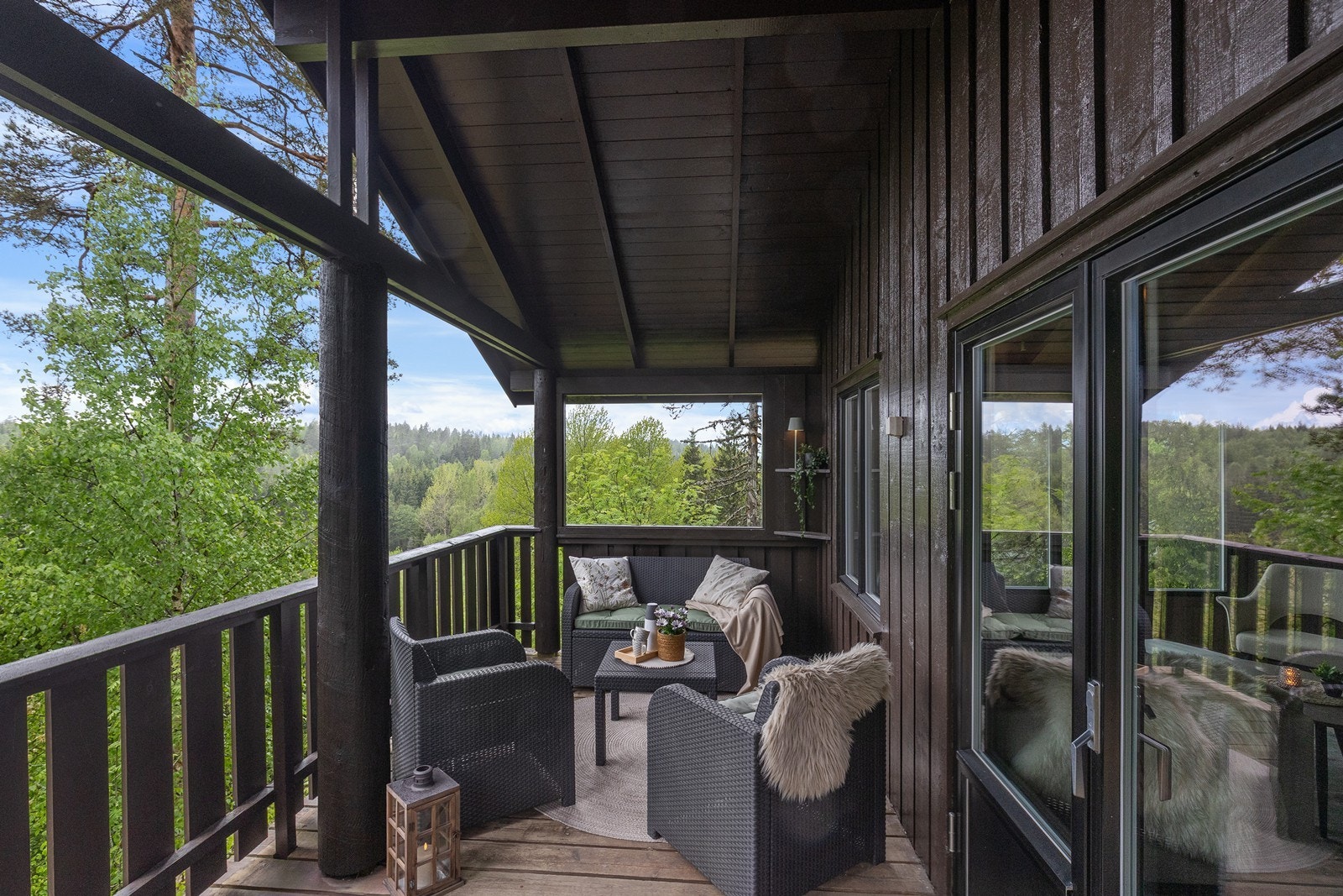 Hyggelig terrasse på utsiden av stuen. Galleribilde