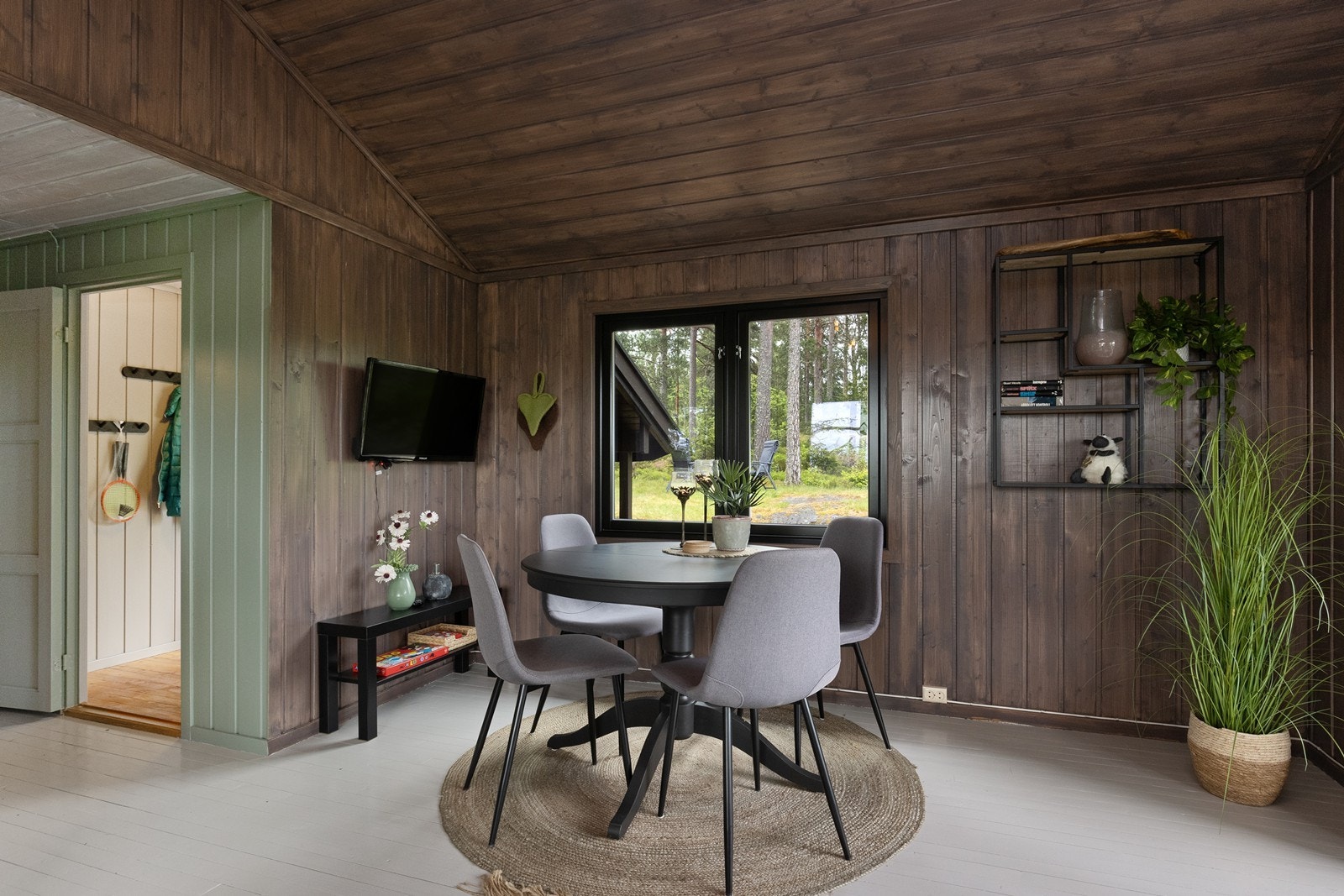 Plass til spisebord i tilknytning til stuen. Galleribilde
