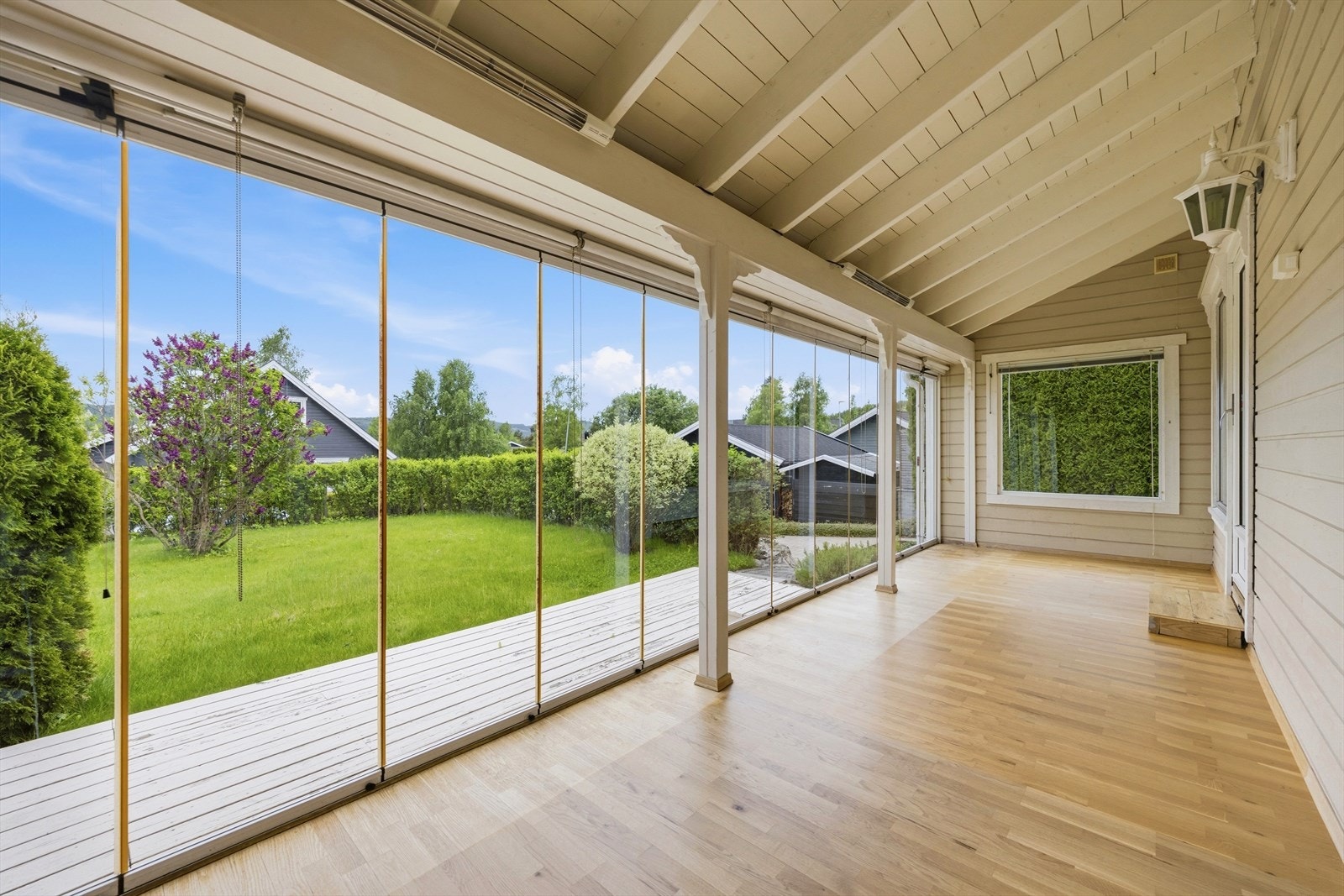 Innglasset del på ca. 16 kvm - en ekstra stue og en fin tilknytning til stuen inne. Galleribilde