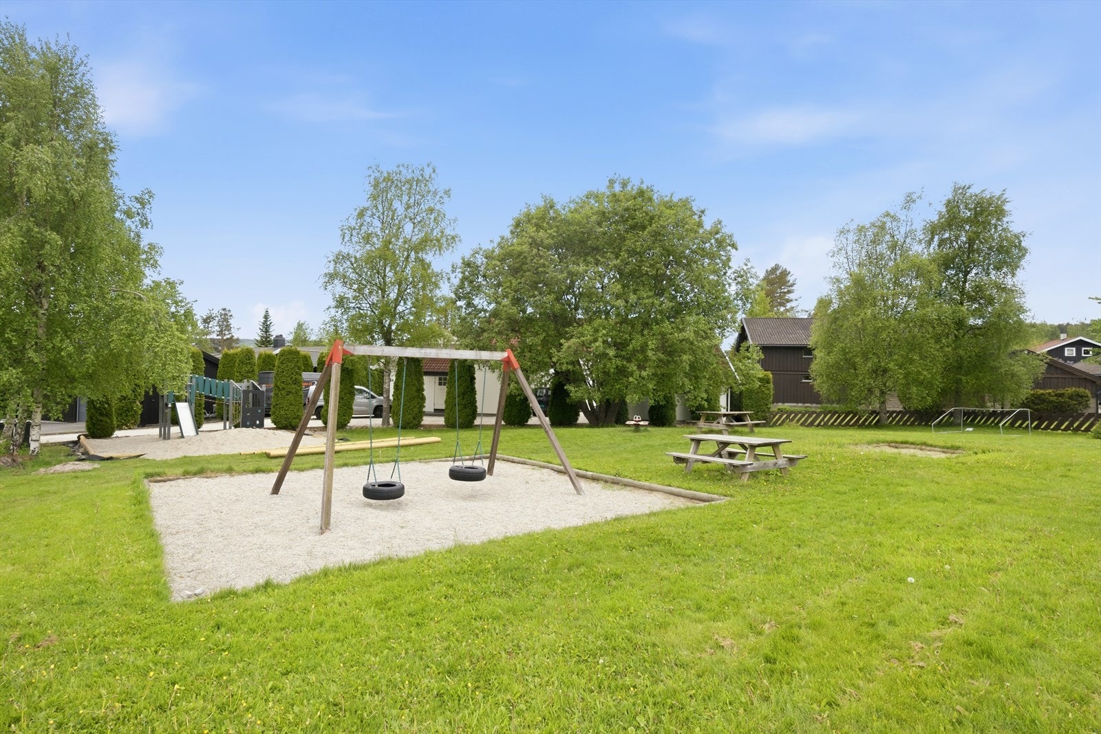 Barnevennlig nabolag med lekeplass like utenfor huset. Galleribilde