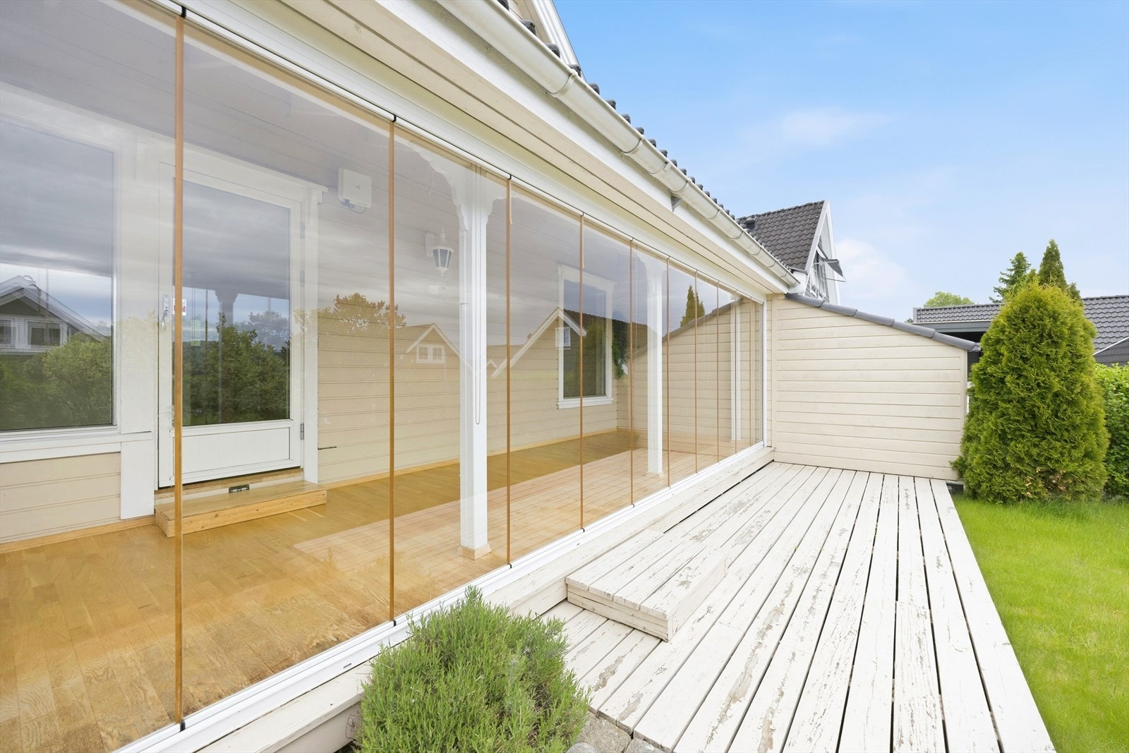Innglasset terrasse/utestue på hele 16 kvm. Utenfor ligger også en markterrasse på ca. 8 kvm. Galleribilde