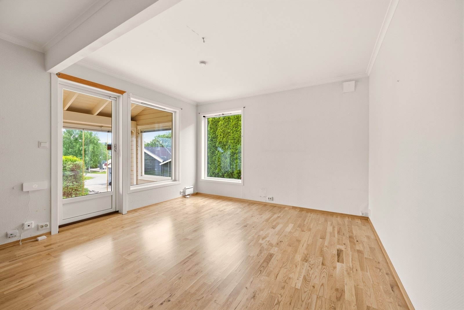 Godt med lysinnslipp fra flere vinduer og dør ut til den innglassede terrassen. Galleribilde