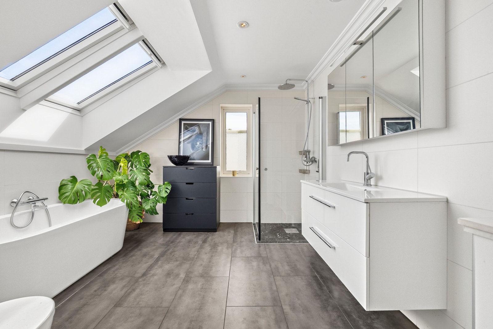 Badet i andre etasje er familievennlig innredet med både badekar og regnfallsdusj. Galleribilde