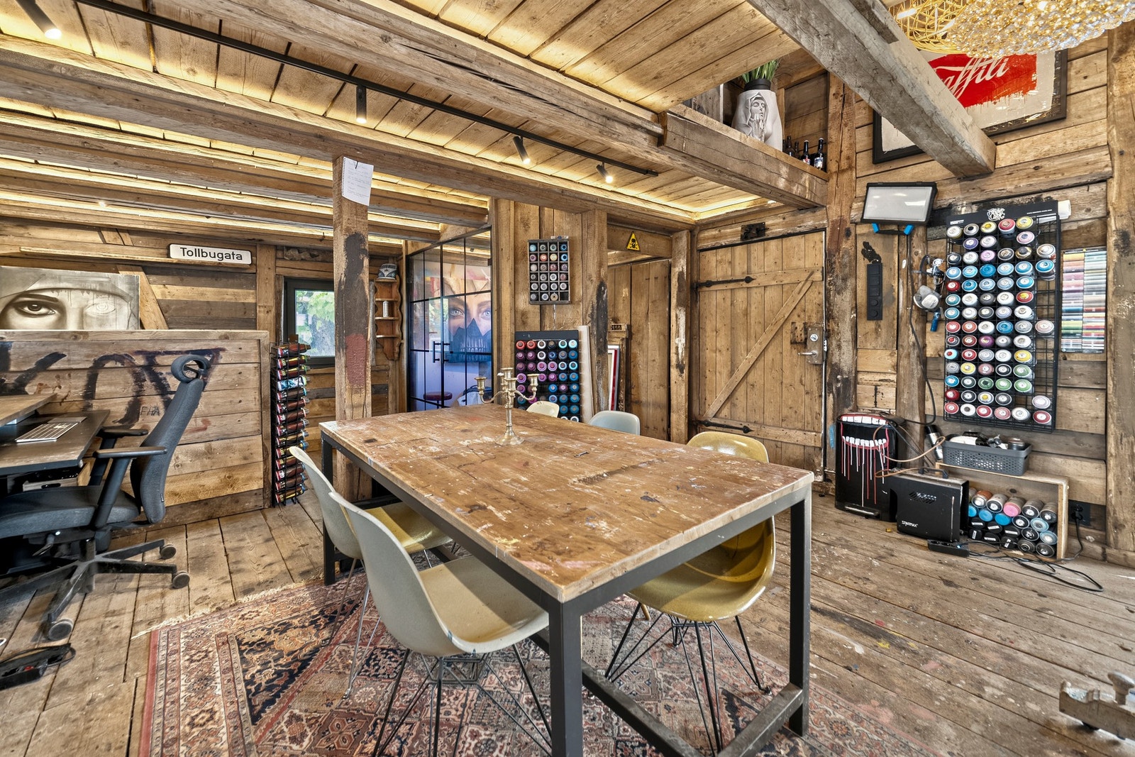 Første etasje i stabburet er innredet som atelier og har en praktisk arbeidsbenk. Her er det god plass til kreativitet og skaperglede. Galleribilde
