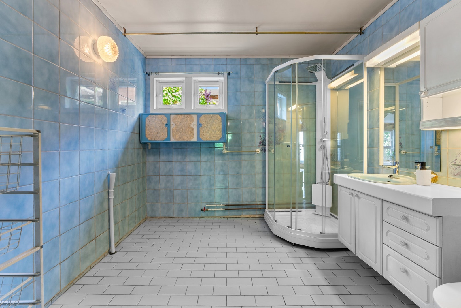 Badet har tilgang fra entreen er også av god størrelse. Galleribilde