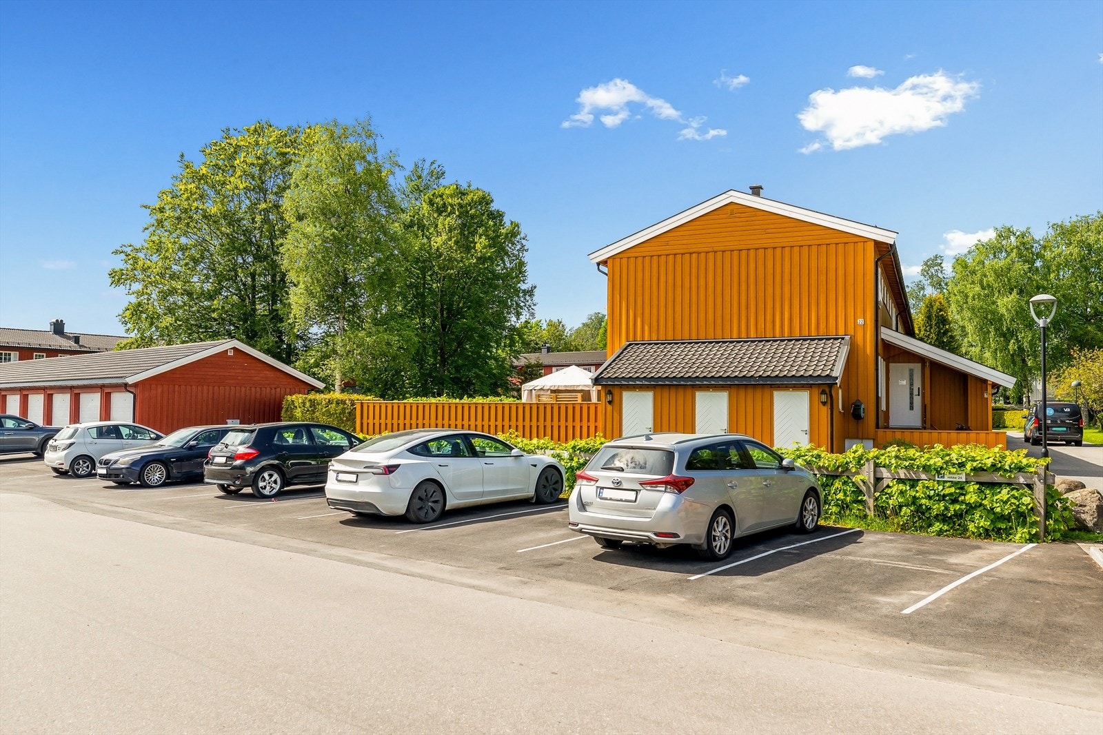 Eiendommen har en attraktiv og barnevennlig beliggenhet på Bugården, med egen garasjeplass i rekke fra 2021. Galleribilde