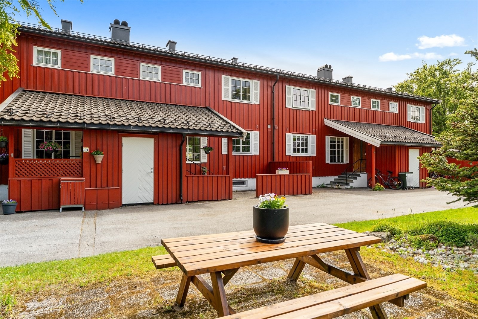 Fellesarealene er pent opparbeidet med grøntarealer og sittegrupper. Galleribilde