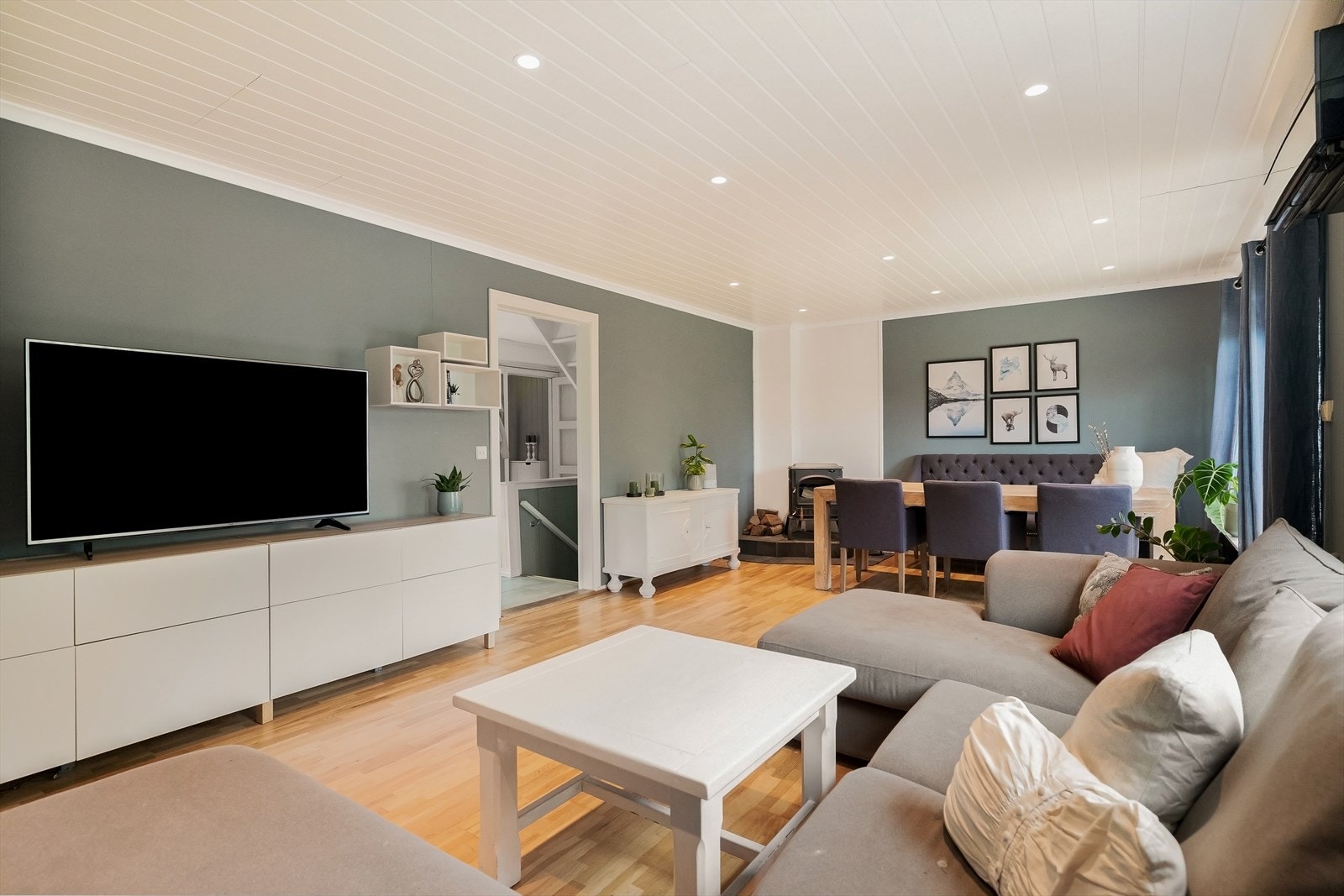 Fra stuen er det direkte utgang til en stor, sydvendt terrasse på 28 m². Galleribilde