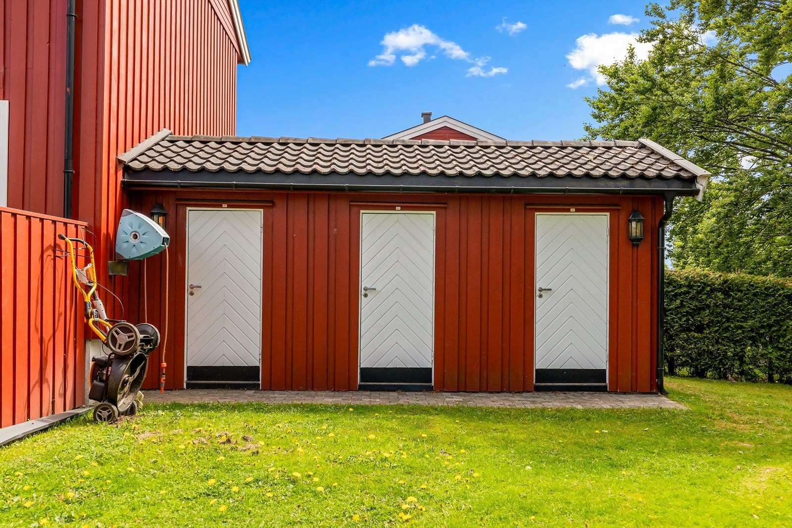 I tillegg til garasje disponerer boligen en utebod på 4 m² i rekke. Galleribilde