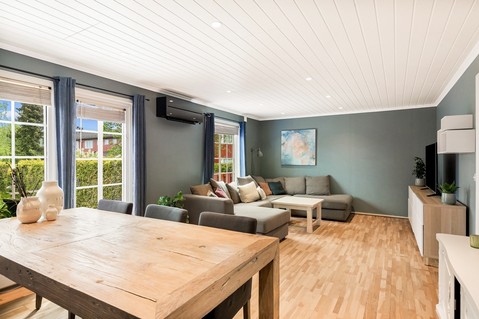 Stuen har god plass til både spisebord og sofagruppe. Parkett på gulv og downlights i taket. Galleribilde
