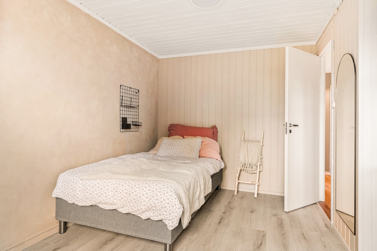 Soverom med panel på vegger og laminatgulv. Galleribilde