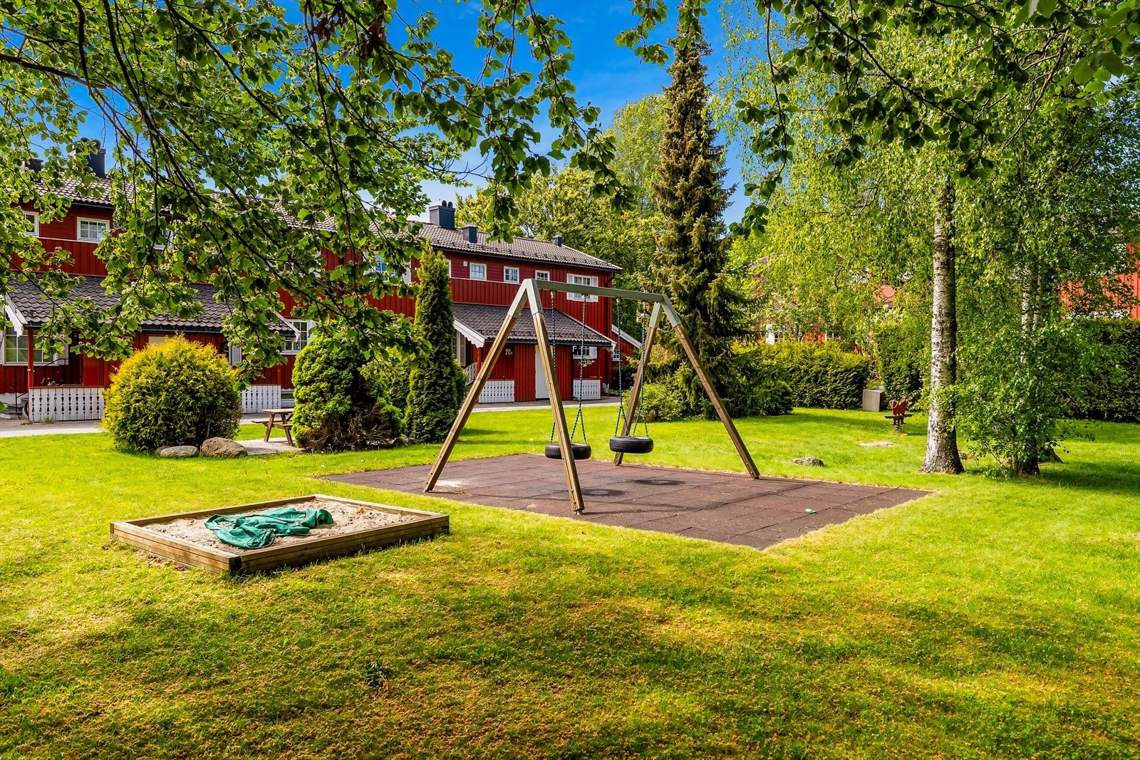 Borettslaget har hyggelige og barnevennlige fellesområder med lekeplass. Galleribilde