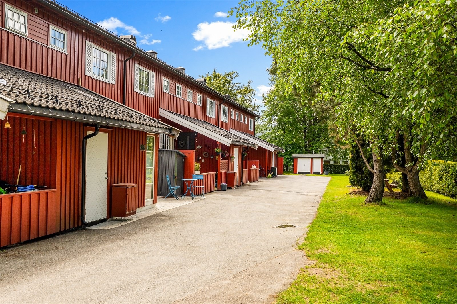 Rekkehuset har en klassisk fasade med stående bordkledning. Galleribilde