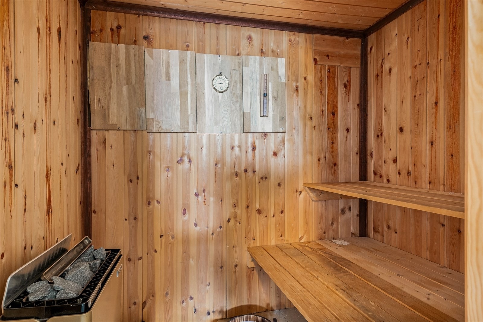 Egen badstue med panel på vegger og tak, utstyrt med benk og badstueovn. Galleribilde