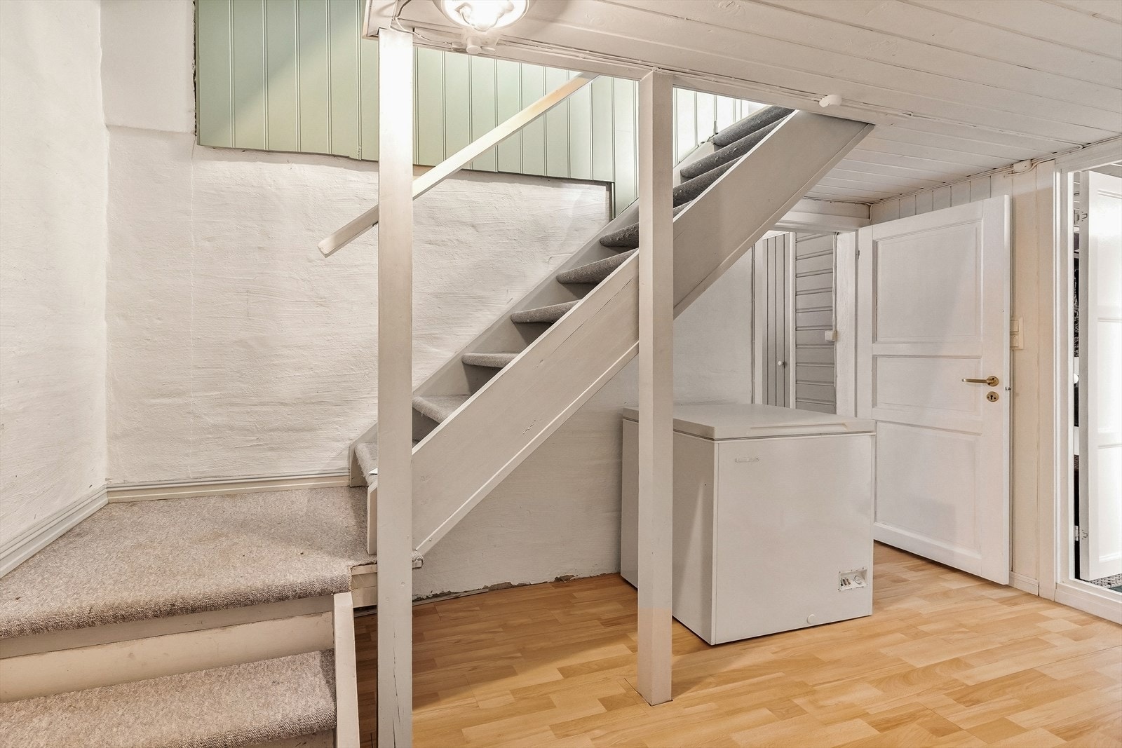Trapperommet i kjelleren. Etasjen har en takhøyde på ca. 2,0-2,02 meter. Galleribilde