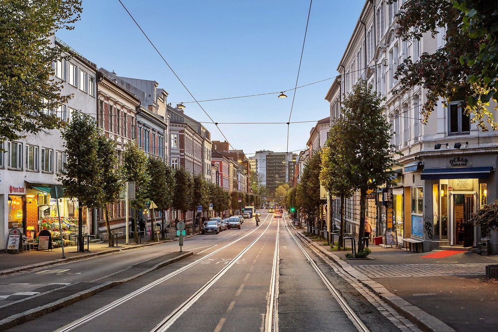 Trondheimsveien med trikkeskinner og sentral beliggenhet mot Grünerløkka Galleribilde