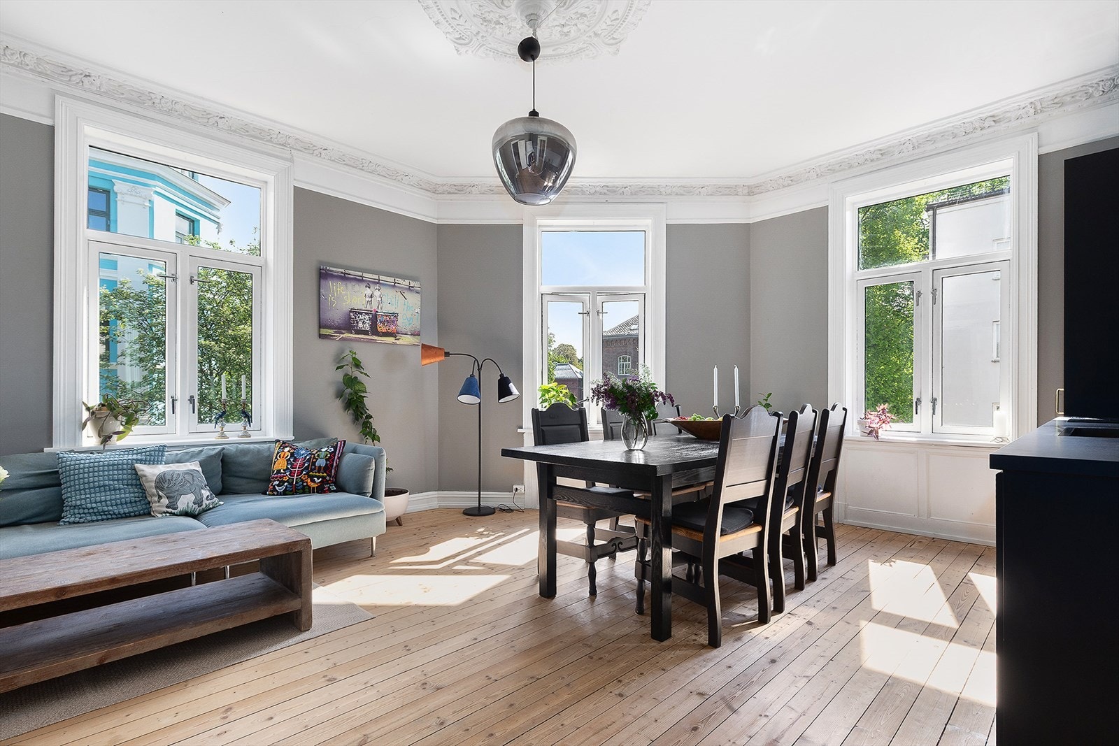 Velkommen til Trondheimsveien 20A! Lys stue med store vindusflater, tregulv og plass til sofagruppe. Foto: Camila Urrego Galleribilde