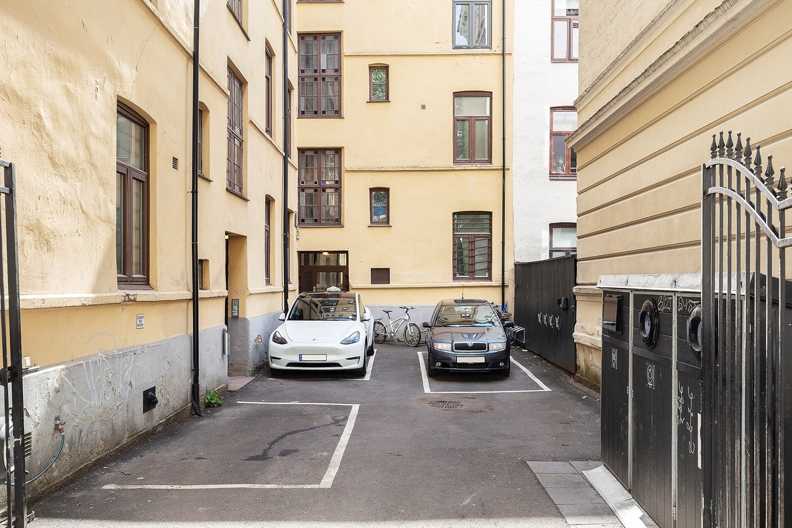 I bakgården disponerer sameiet tre parkeringsplasser som fordeles etter førstemann til mølla-prinsippet Galleribilde