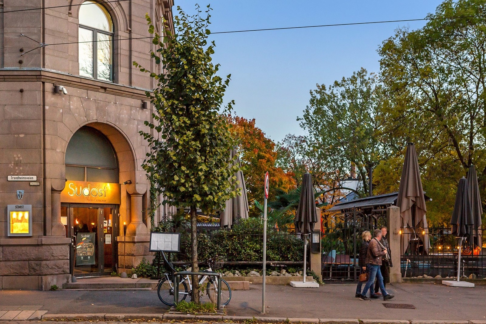 Nærområde med serveringssteder, handel og byliv langs Trondheimsveien Galleribilde