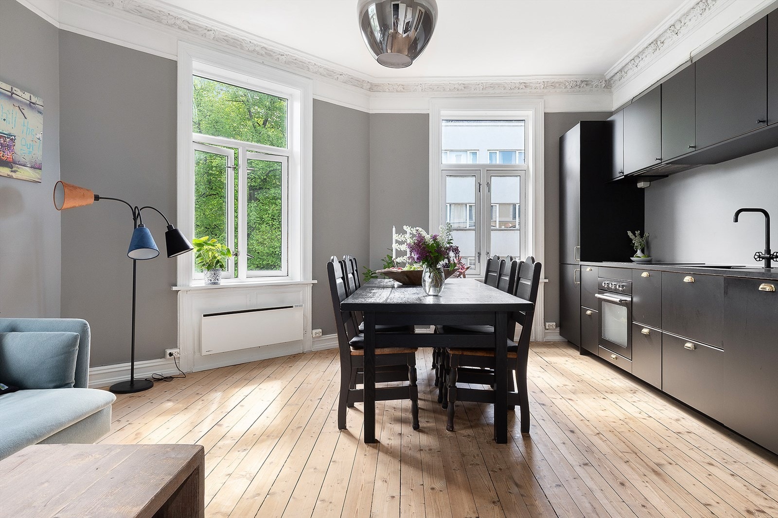 Kjøkken- og spiseområde med store vinduer og god romfølelse Galleribilde