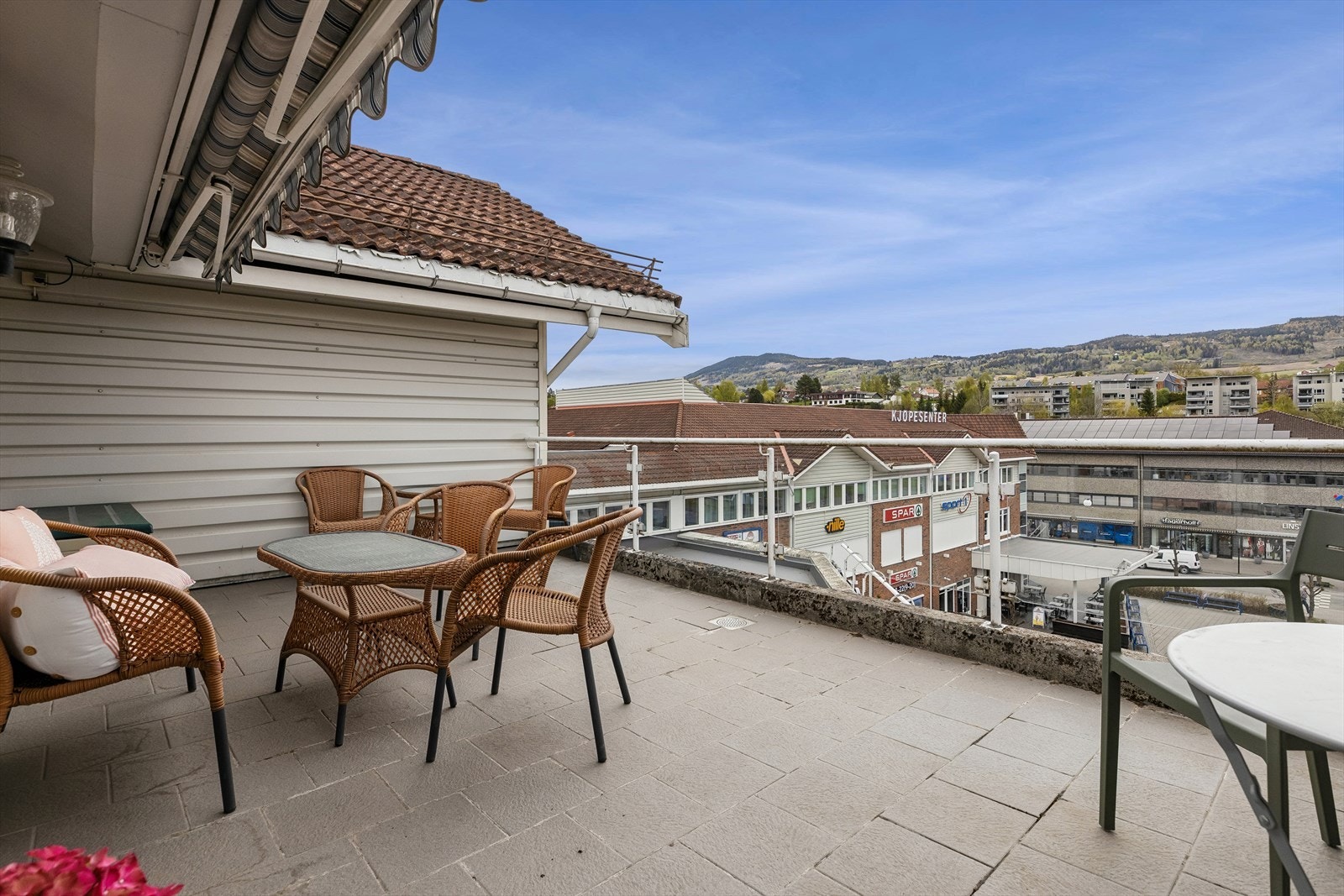 Romslig takterrasse med plass til flere sittegrupper, midt i Gran sentrum. Galleribilde