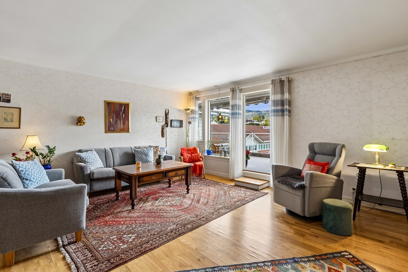 Stuen har god plass til sofagruppe og direkte utgang til takterrassen. Galleribilde