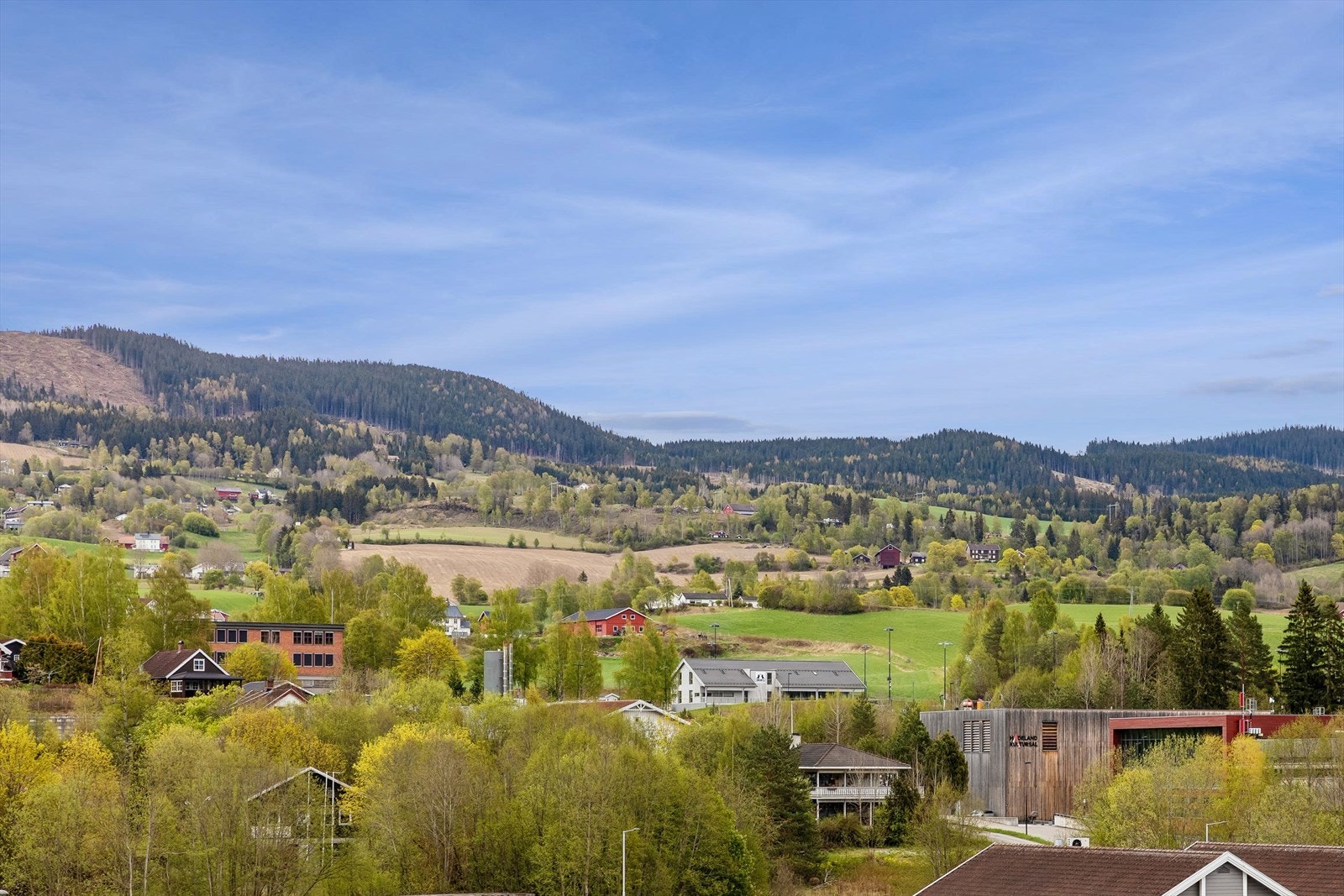 Fra leiligheten er det utsikt mot det omkringliggende landskapet, og kort vei til turmuligheter i skog og mark. Galleribilde