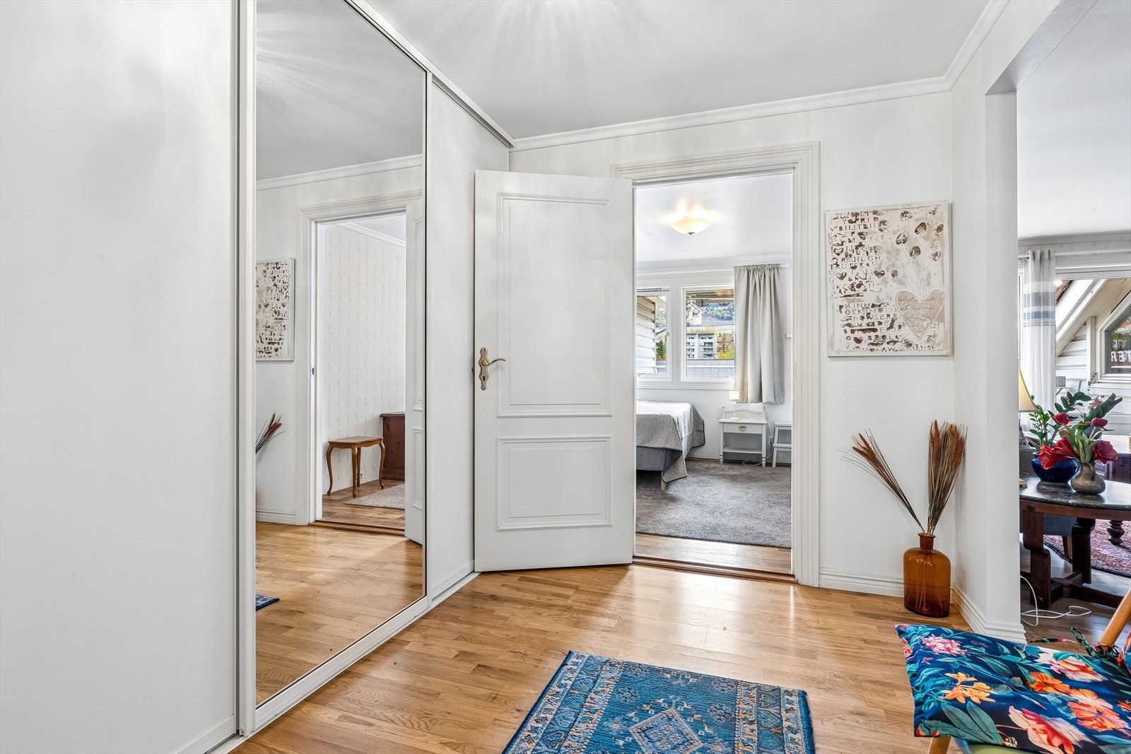 Entréen har parkett på gulvet og gir tilgang til leilighetens øvrige rom. Galleribilde