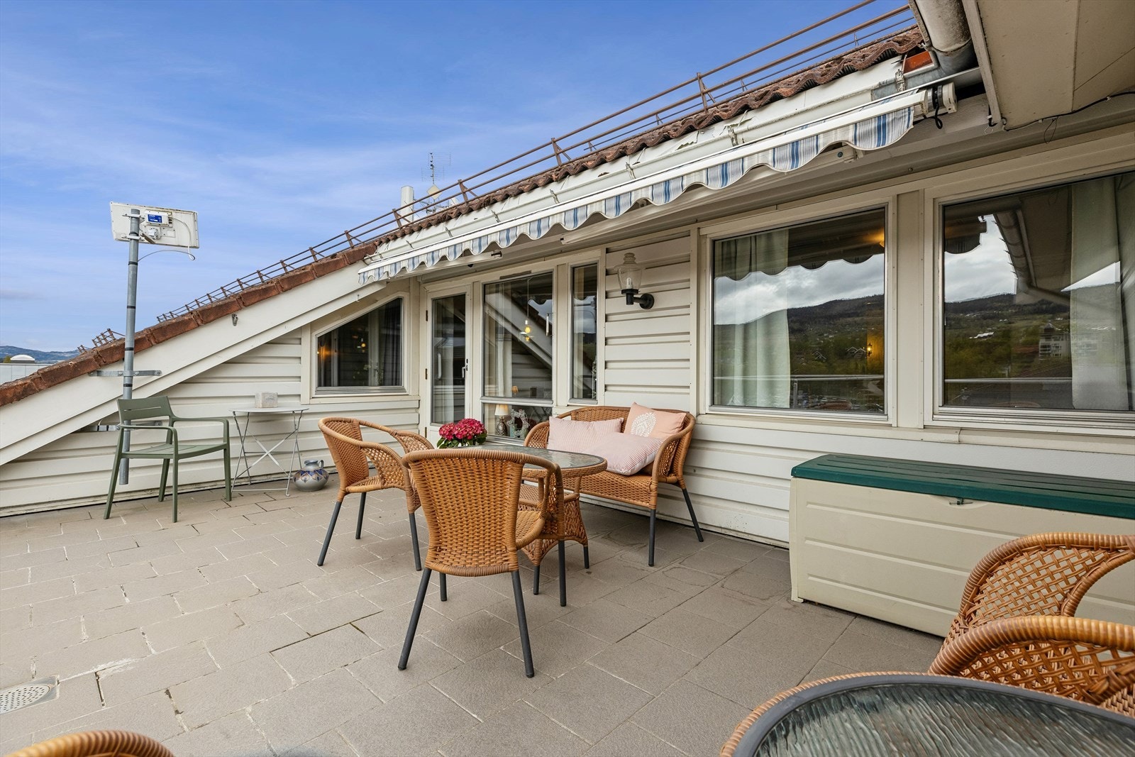 Takterrassen er belagt med fliser og har rekkverk i metall og glass. Galleribilde
