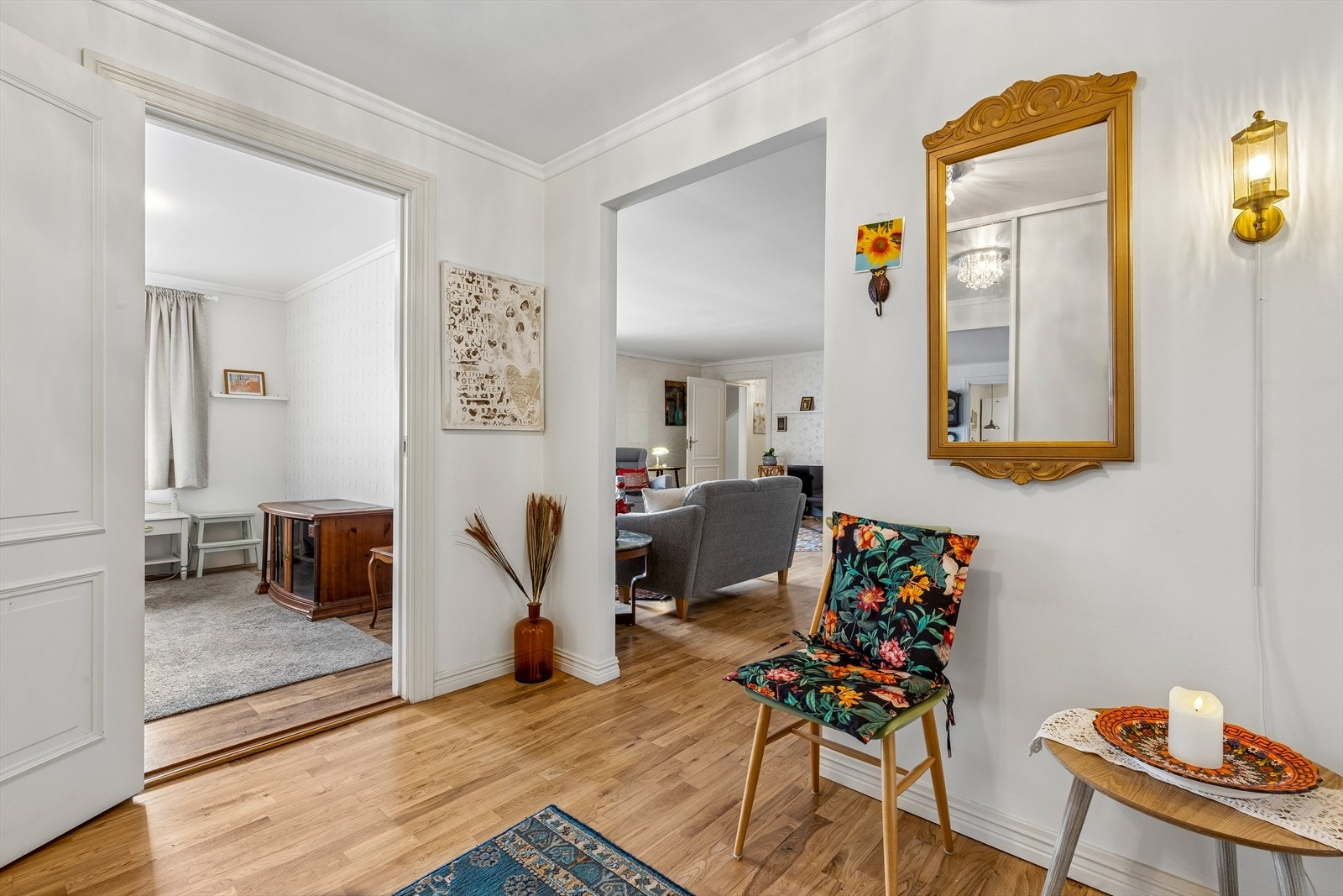 Fra gangen er det en åpen og innbydende passasje videre inn mot stuen. Galleribilde