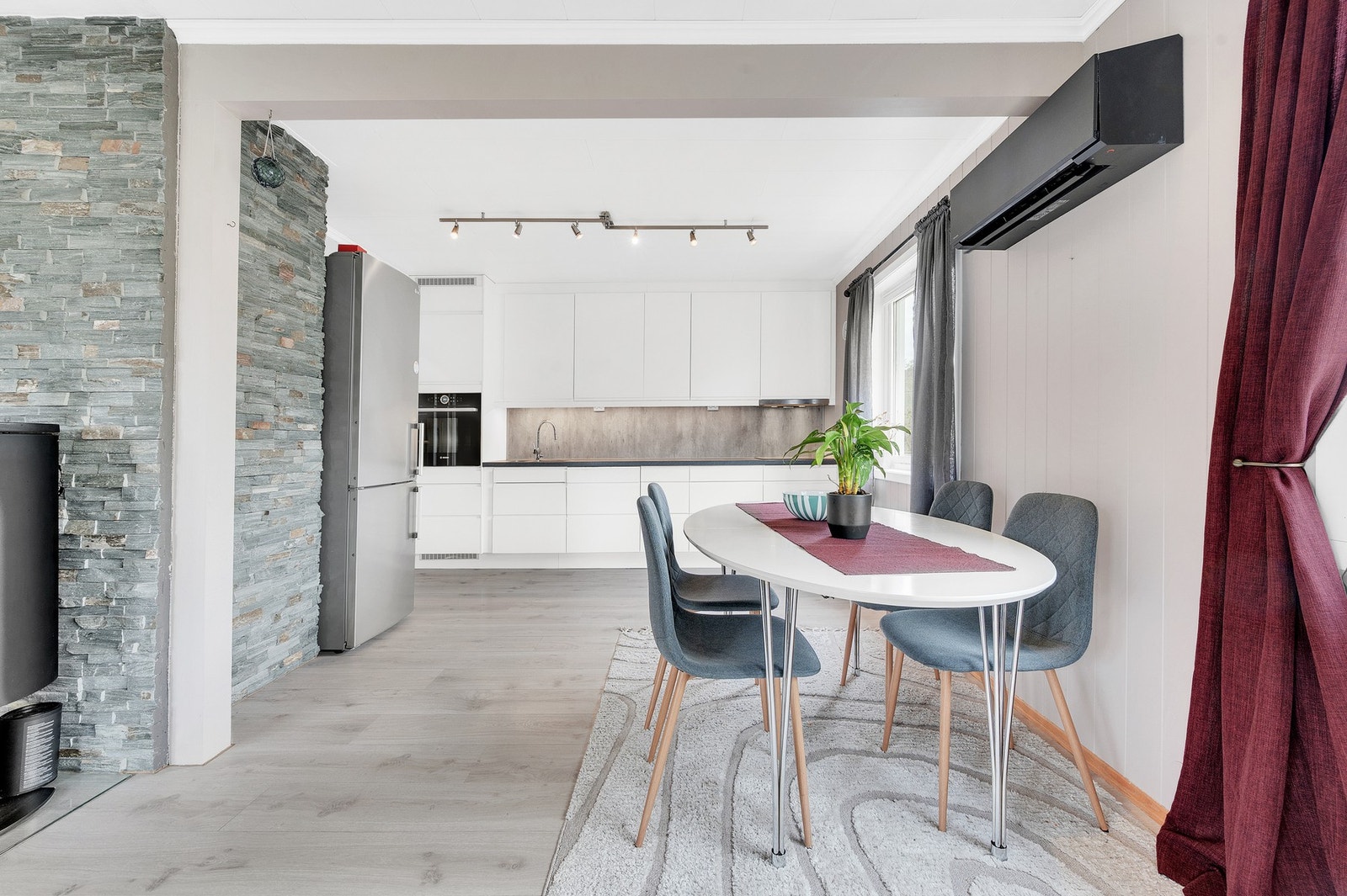 Kjøkkeninnredningen fra 2019 har glatte fronter og en benkeplate i laminat. Foto: H5 Galleribilde