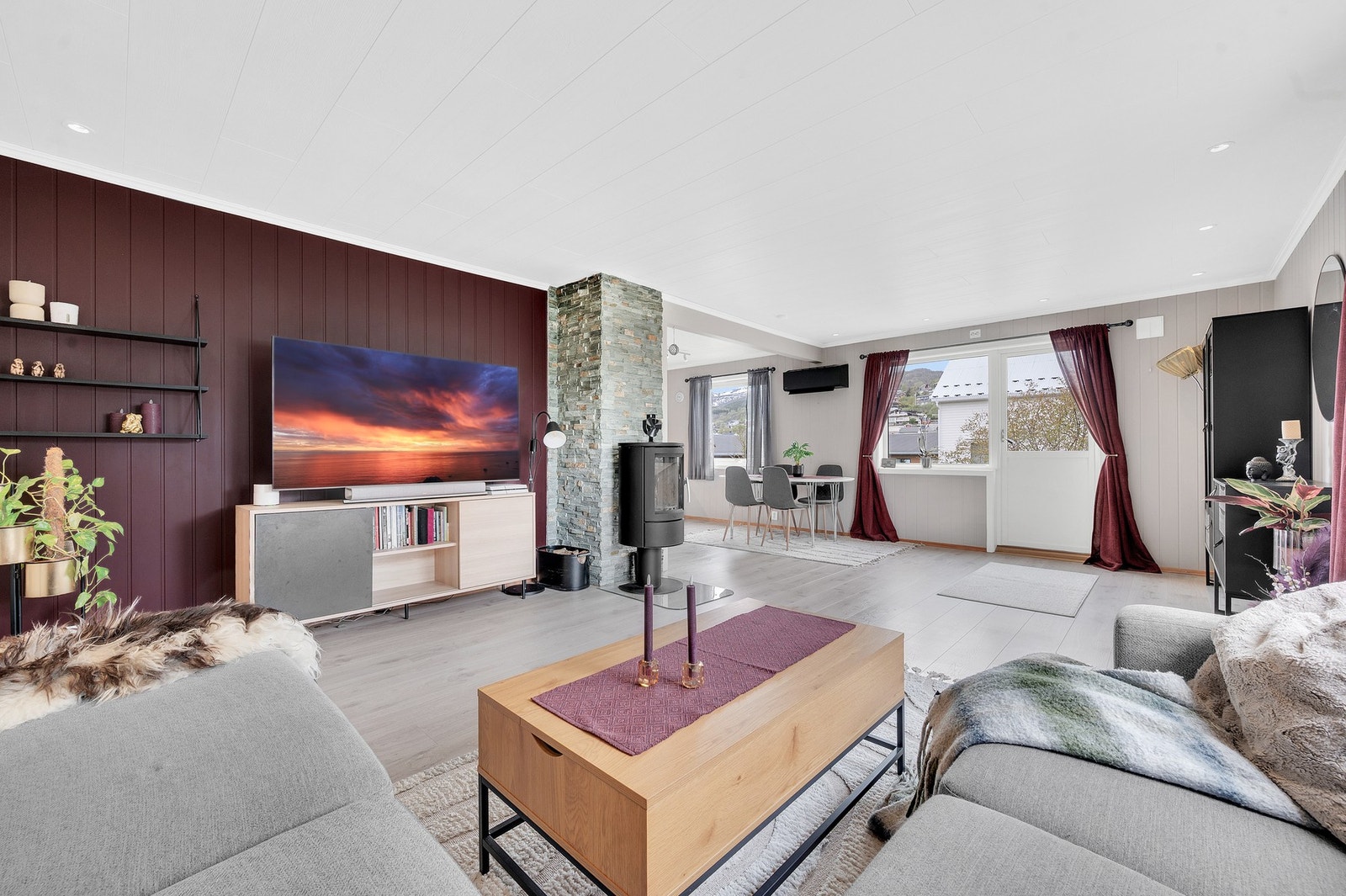 Fra stuen er det utgang til uteområdet via en malt balkongdør fra 2023. Foto: H5 Galleribilde