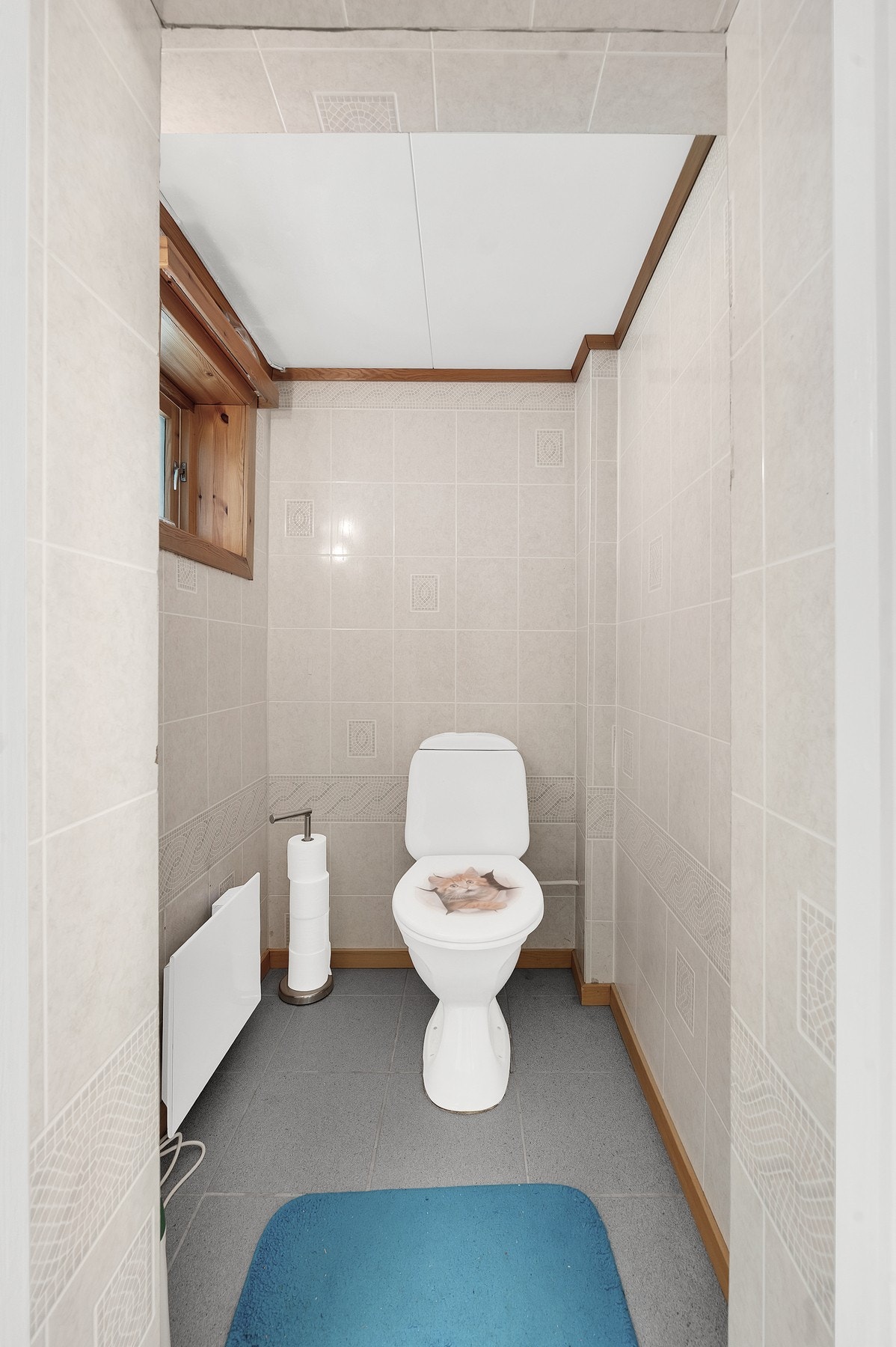 Separat toalettrom i kjelleren, innredet med flis på gulv og aqua-tile våtromsplater. Foto: H5 Galleribilde