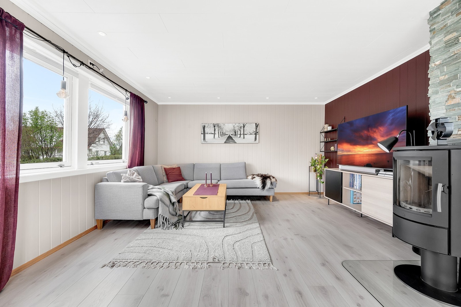 Stuen har plass til en romslig sofagruppe hvor hele familien kan samles. Foto: H5 Galleribilde