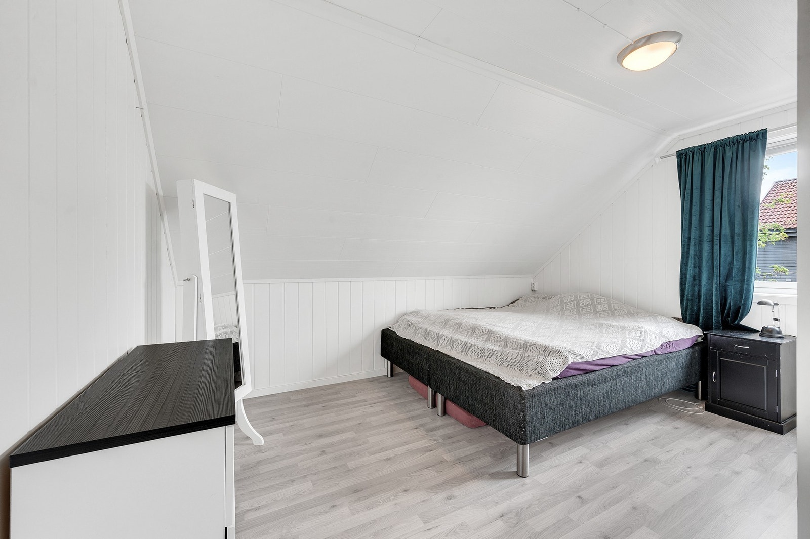 Ett av soverommene på loftet, med malte flater og laminat på gulvet. Foto: H5 Galleribilde