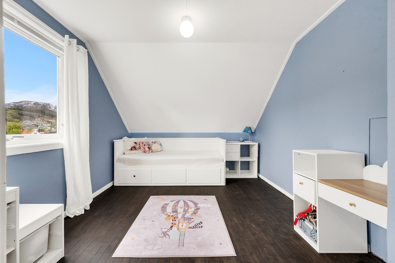 Romslig soverom med plass til både seng og kontorløsning. Foto: H5 Galleribilde