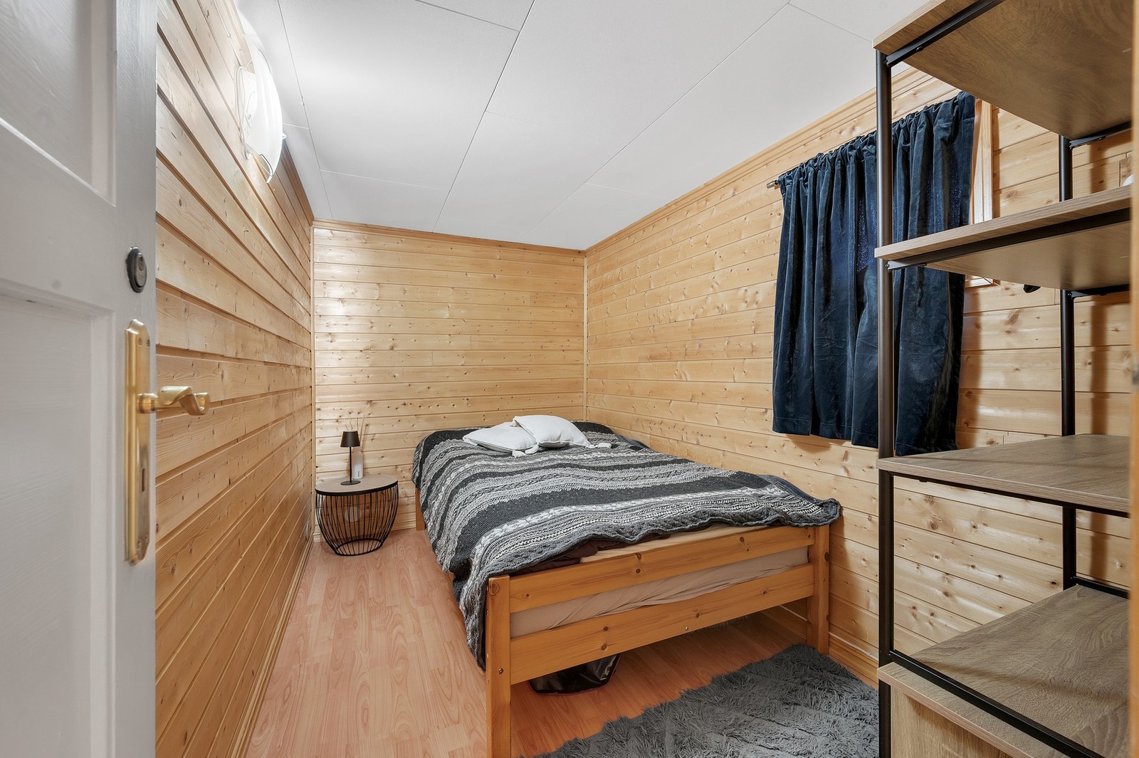 Innredet rom i kjelleretasjen med panel på veggene. Rommet har en takhøyde på cirka 2,0 meter. Foto: H5 Galleribilde