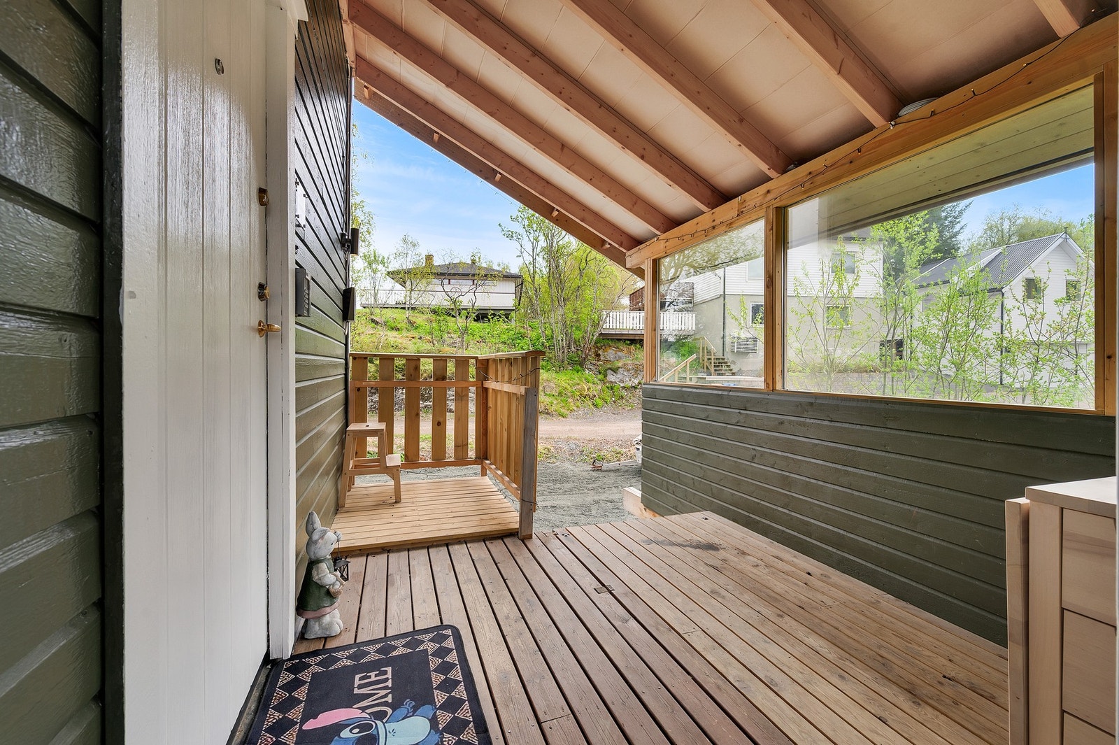 Overbygget inngangsparti som leder inn til boligens entré. Foto: H5 Galleribilde