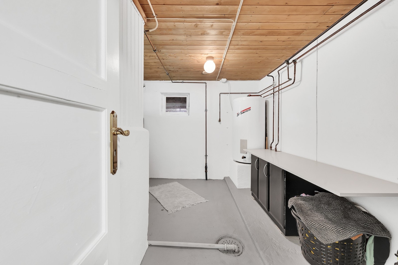 Praktisk vaskerom i kjelleren med betonggulv. Her er også boligens hovedstoppekran lokalisert. Foto: H5 Galleribilde