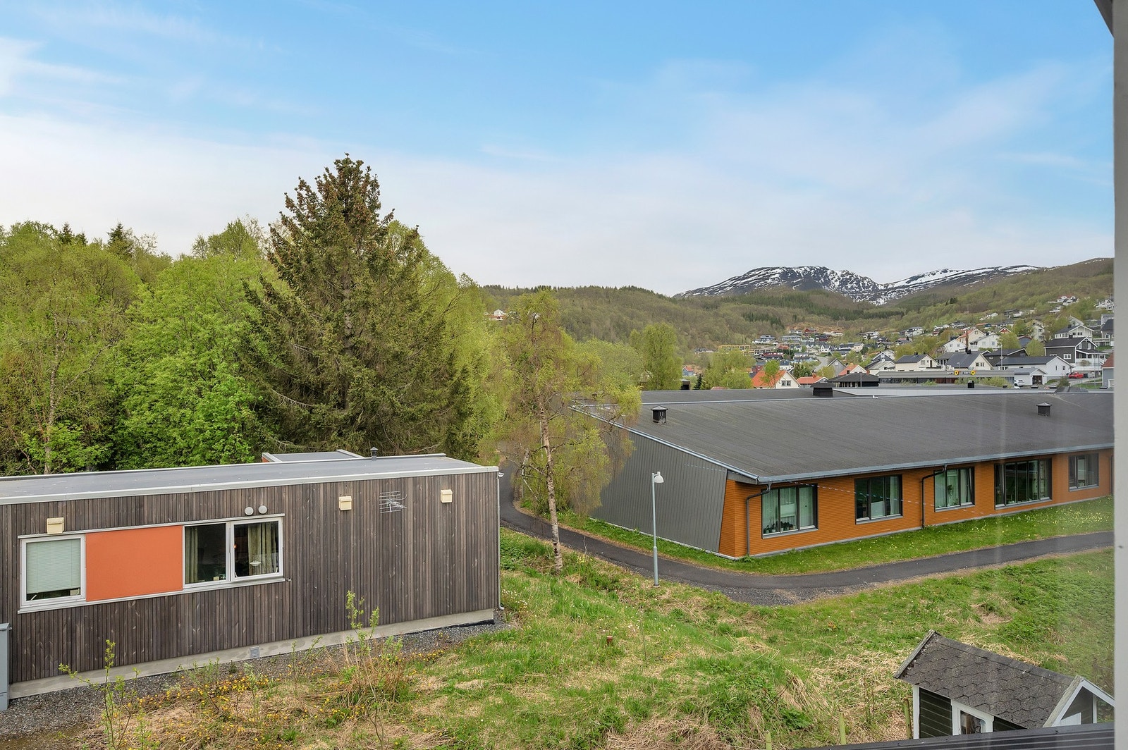 Eiendommen ligger i umiddelbar nærhet til Seljestad skole, kun 3 minutters gange unna. Foto: H5 Galleribilde