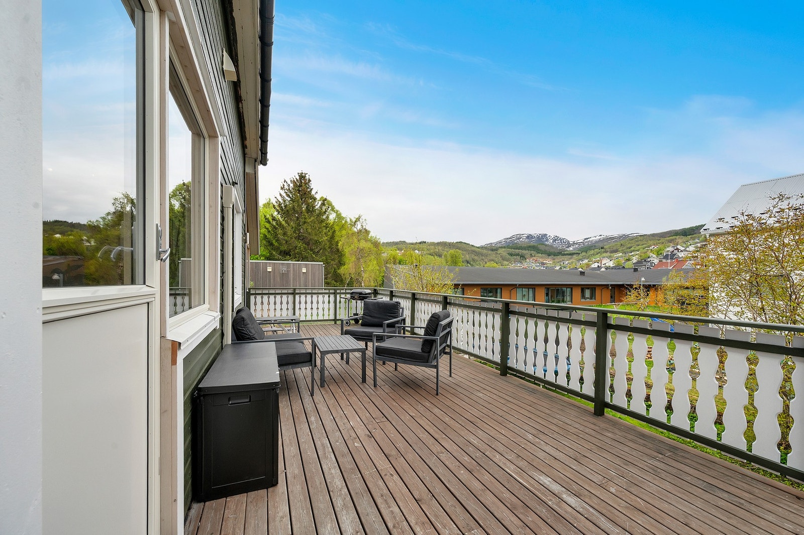 Enebolig over tre plan med en stor terrasse på 32 m² og en innglasset balkong. Foto: H5 Galleribilde