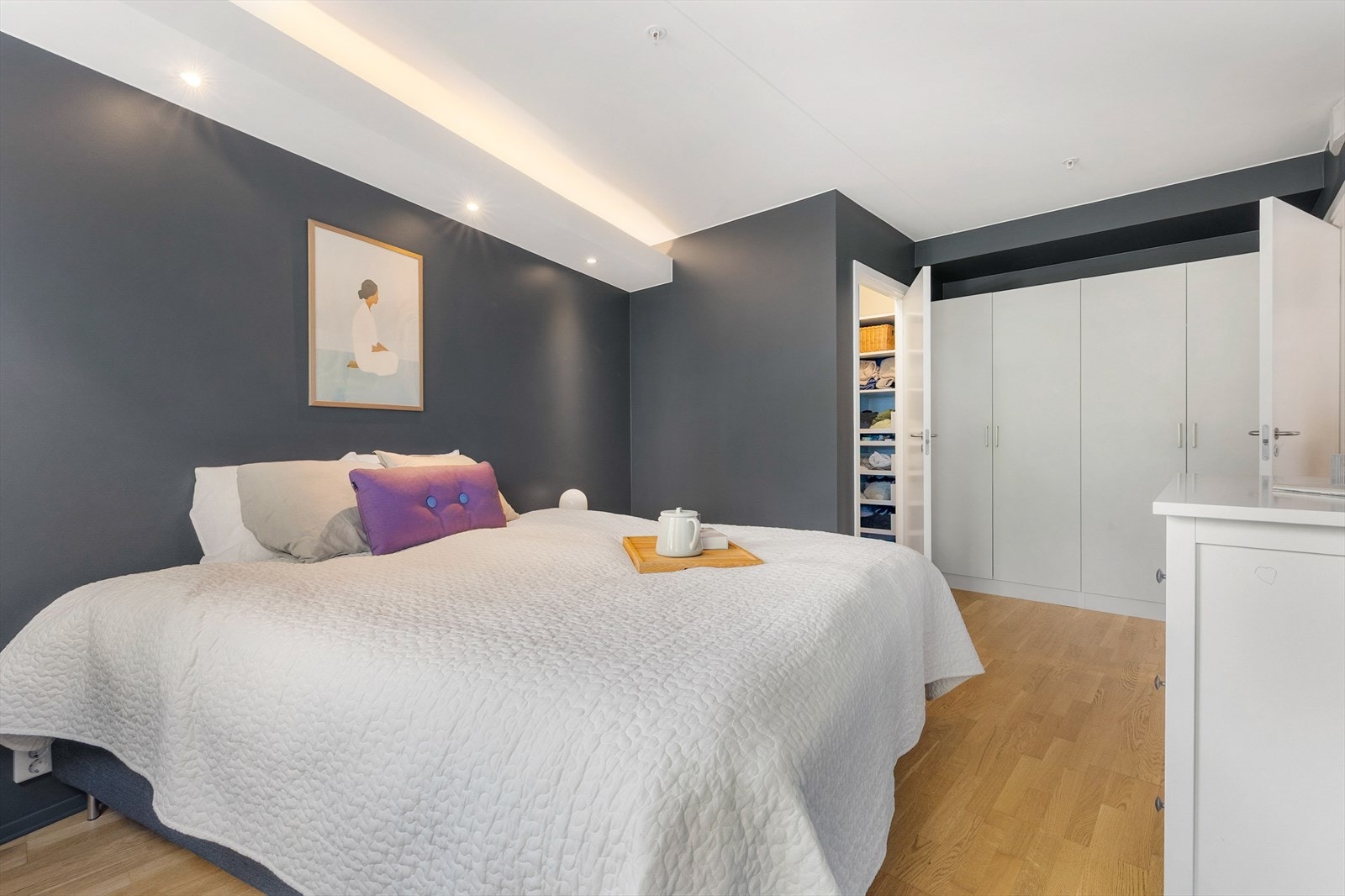 Hovedsoverommet har godt med skapplass i tillegg til et eget walk-in closet Galleribilde