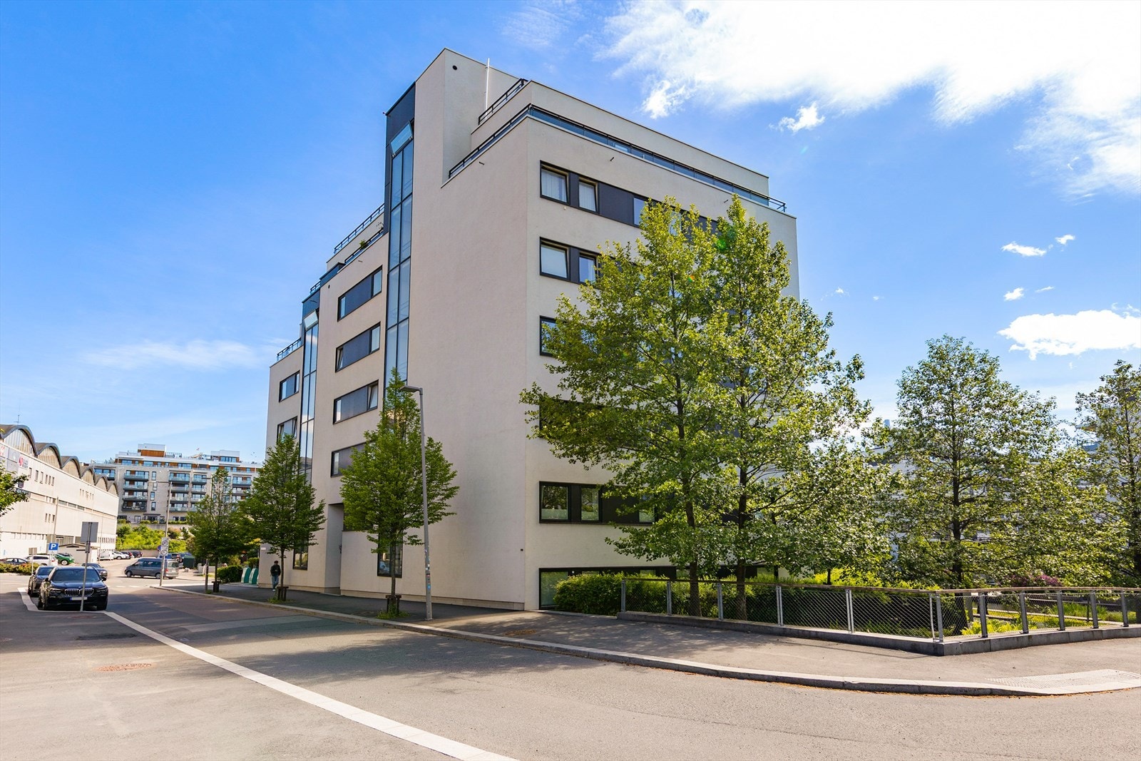Moderne boligblokk med fasader av pussede, malte flater og fasadeplater Galleribilde