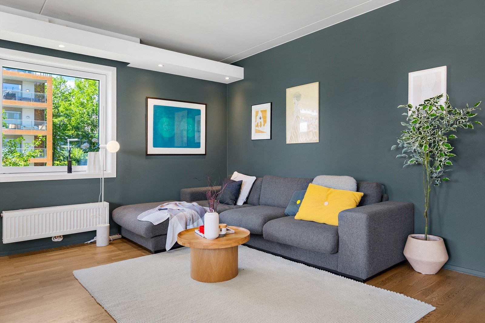 Leiligheten er utstyrt med balansert ventilasjon for et sunt inneklima. Oppvarming via radiatorer tilknyttet fjernvarme, som er inkludert i felleskostnadene Galleribilde