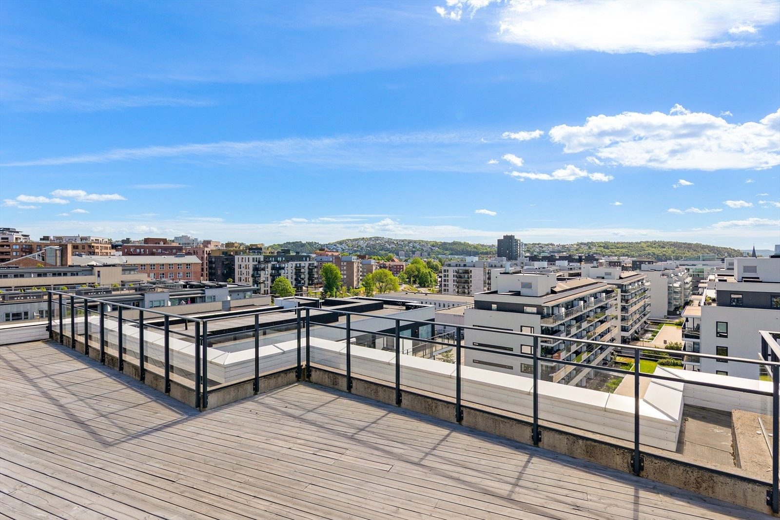 Beboerne har tilgang til en stor, felles takterrasse med flott utsikt over nærområdet Galleribilde