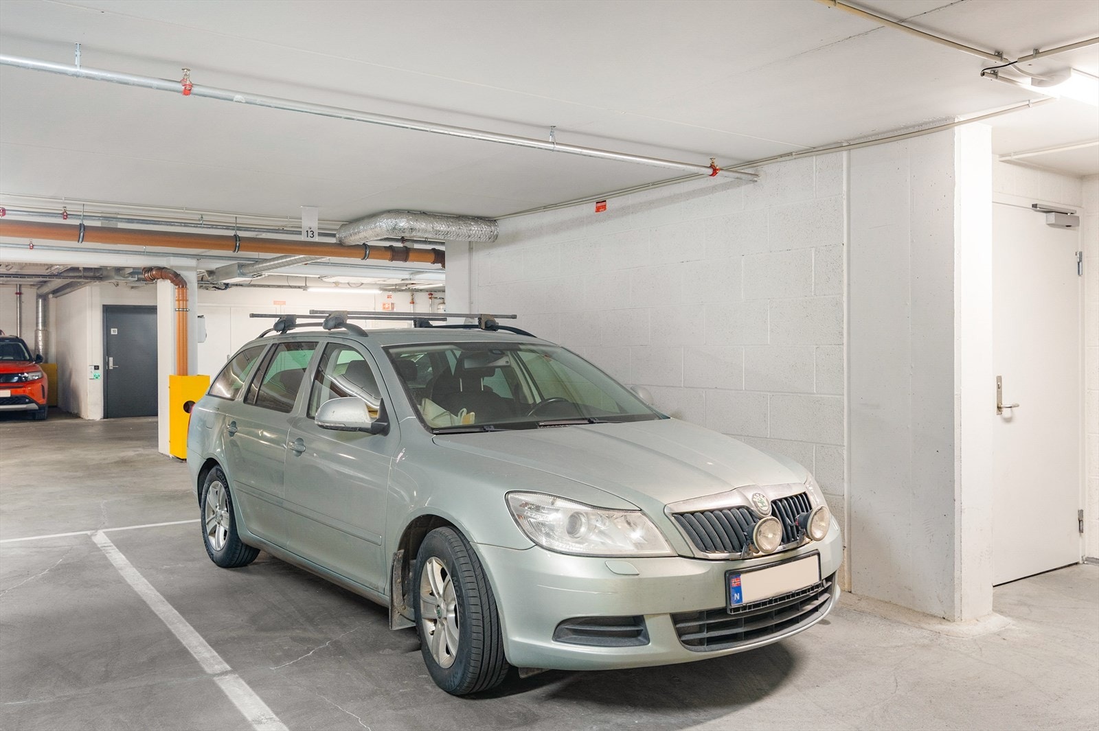 Det medfølger en parkeringsplass i felles garasjeanlegg, med installert elbillader. Tilgang via heis Galleribilde