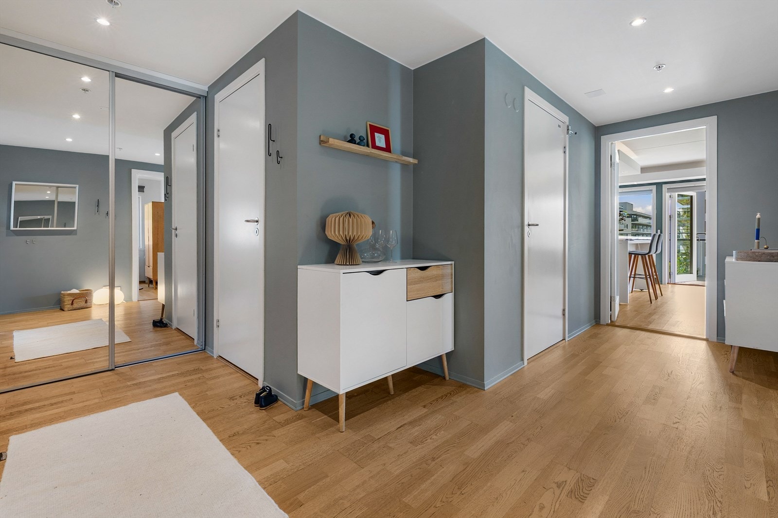 Velkommen inn! Romslig entré med tilgang til alle leilighetens rom, og skyvedørsgarderobe Galleribilde