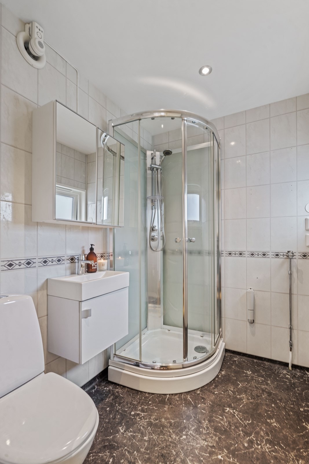 Badet ble oppgradert i 2016 og har dusjkabinett, vegghengt servant og toalett. Galleribilde