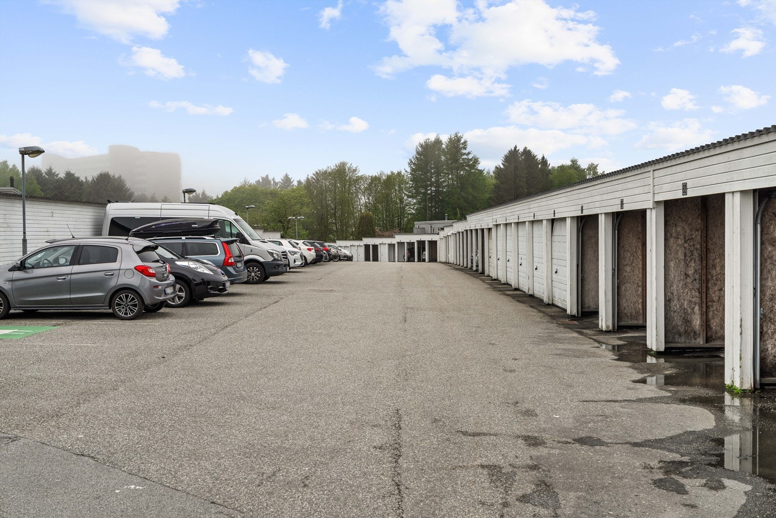 Felles parkeringsplass. Galleribilde